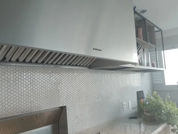 Coifa Box sob medida sobre churrasqueira e cooktop em cozinha integrada