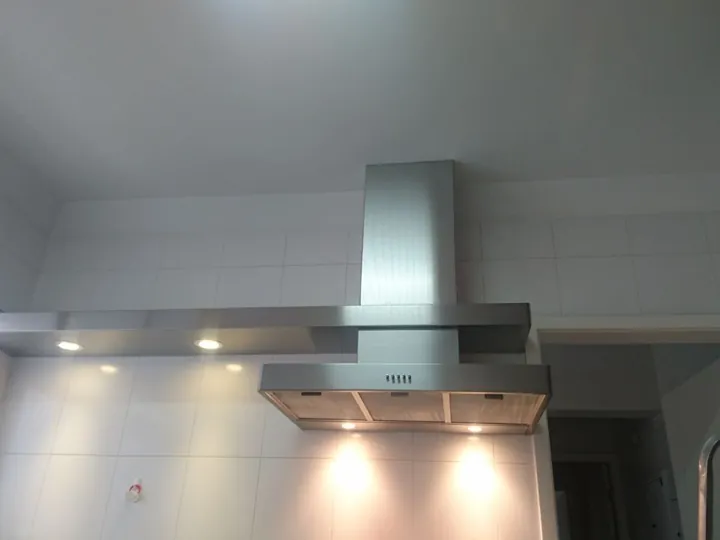 Coifa sob medida em aço inox com duto direcionado para saída pela janela