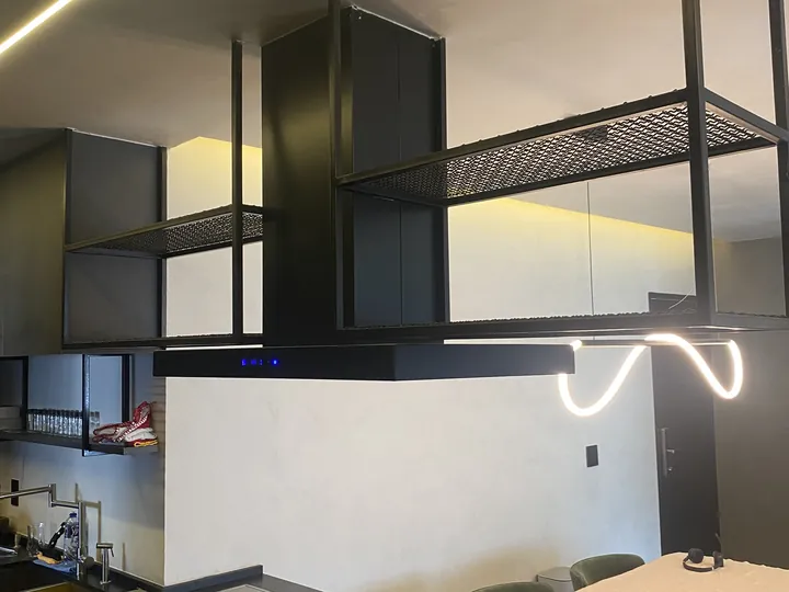 Coifa Slim preta para ilha instalada sobre fogão em cozinha integrada