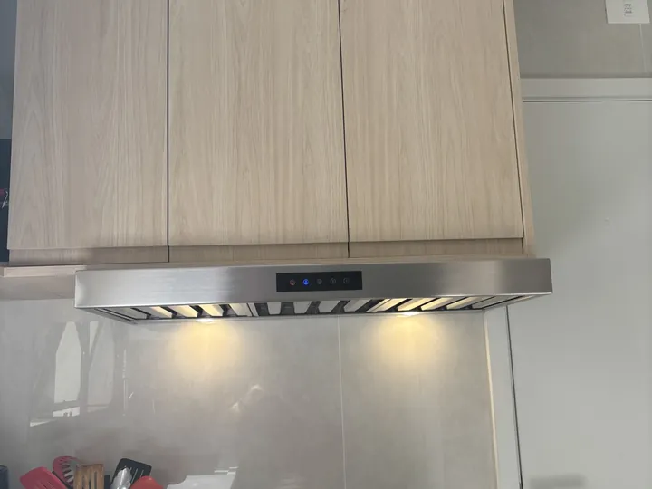 Coifa Slim compacta de parede em aço inox instalada sobre fogão