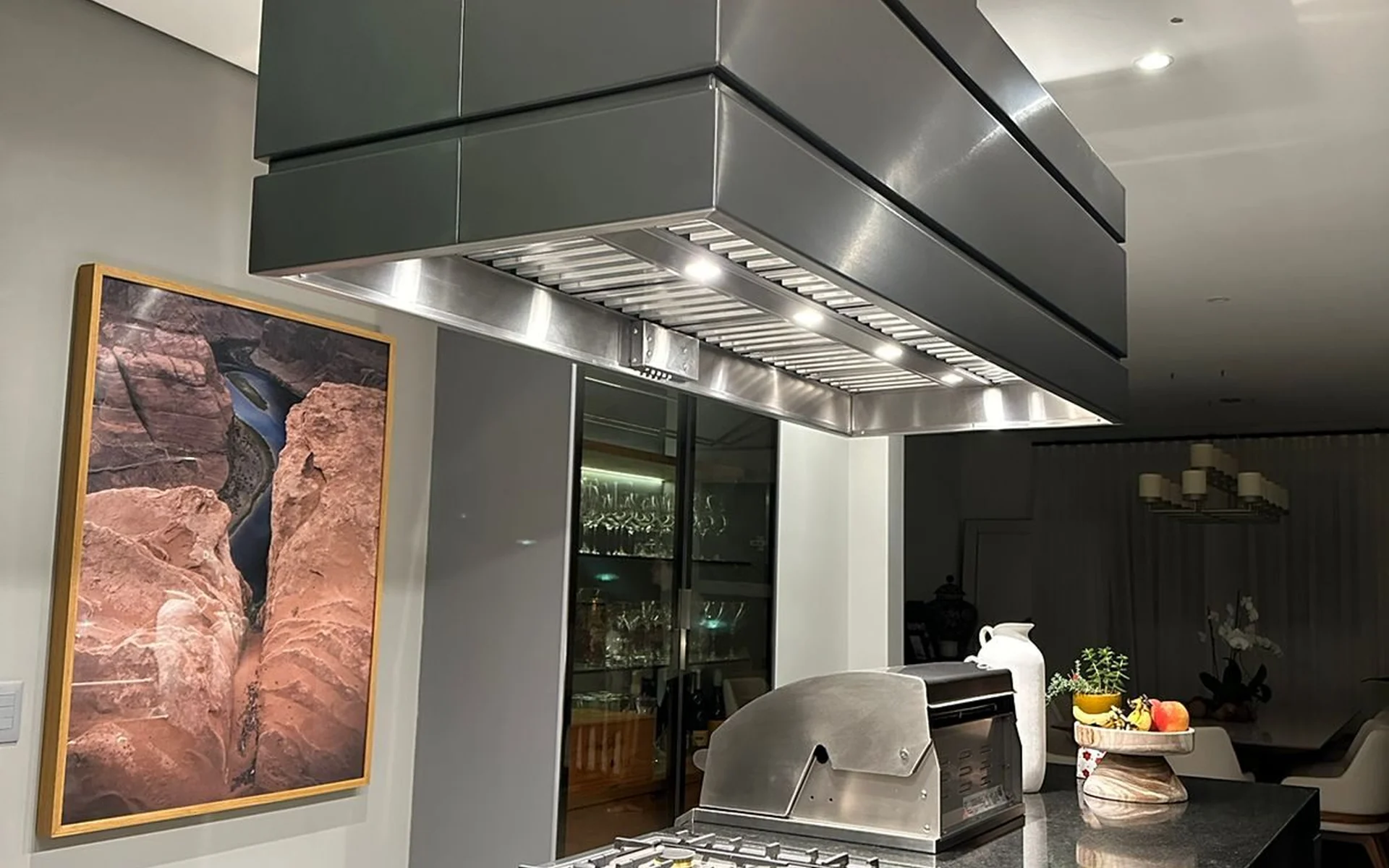 Coifa sob medida em aço inox integrada a uma cozinha contemporânea