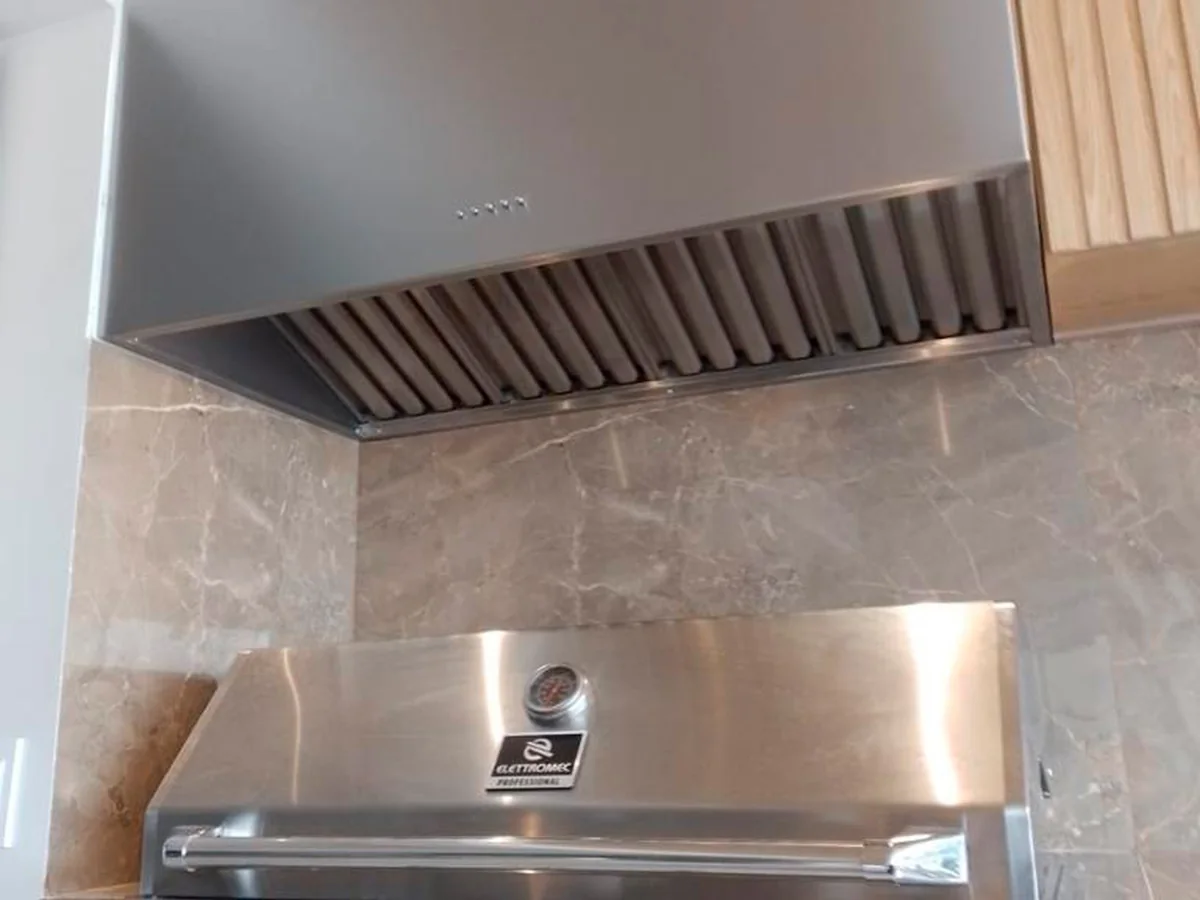 Coifa em aço inox instalada em ambiente gourmet